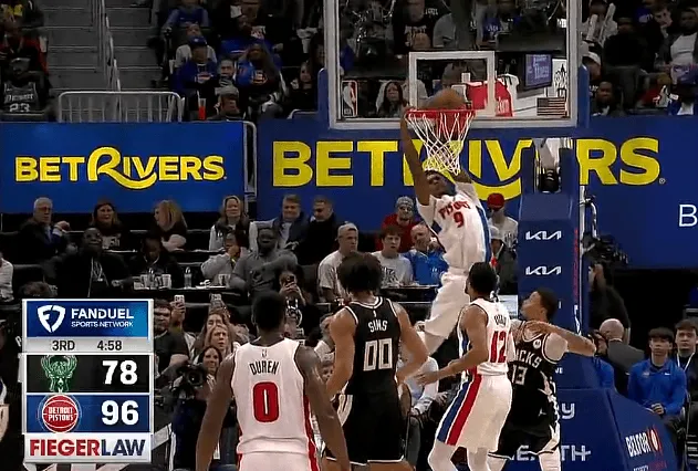 Kaiyun sports-奥萨尔斜着身子空接暴扣，砍下8分4篮板4助攻2抢断2盖帽